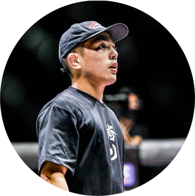 ボクシンググローブを着けて両手を上げる男性