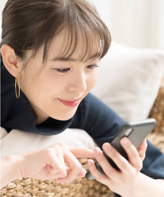 リラックスした様子でスマホを操作する女性